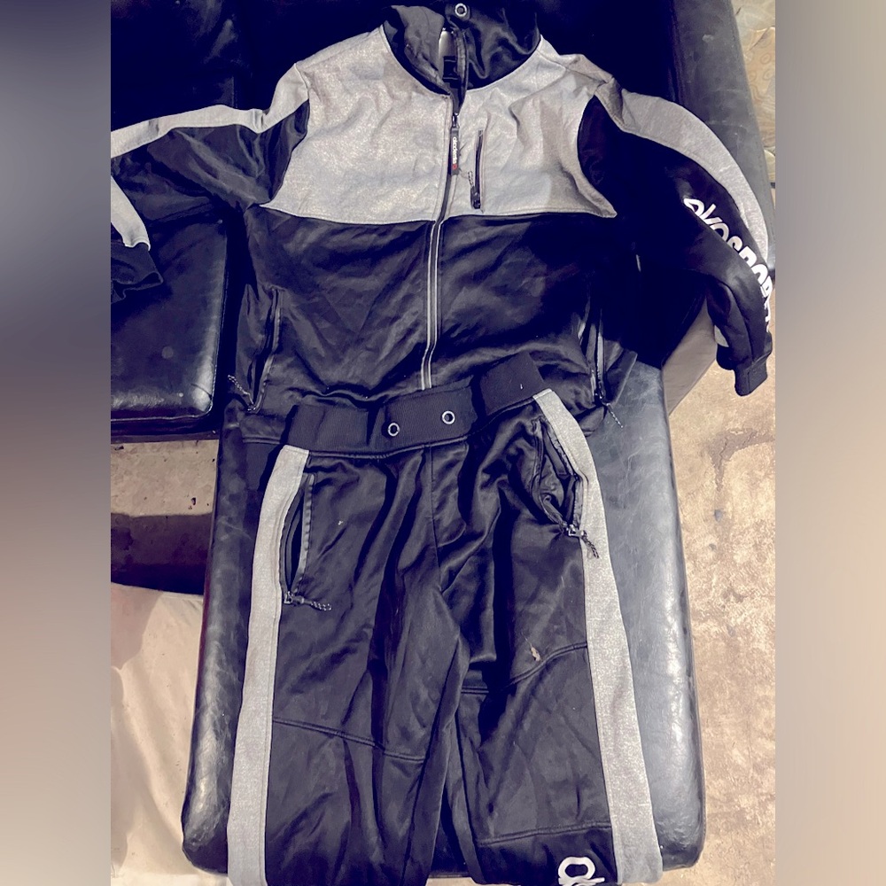 Akademiks sweat suit